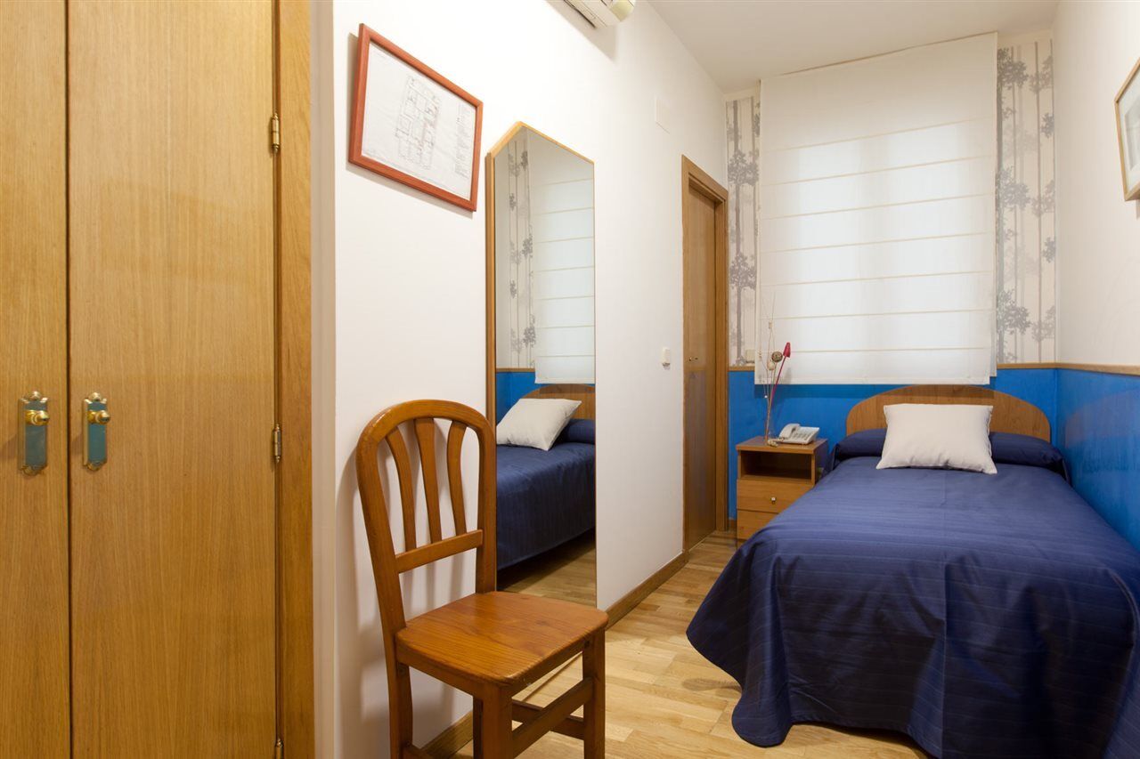 Hostal Montaloya Madrid Eksteriør bilde